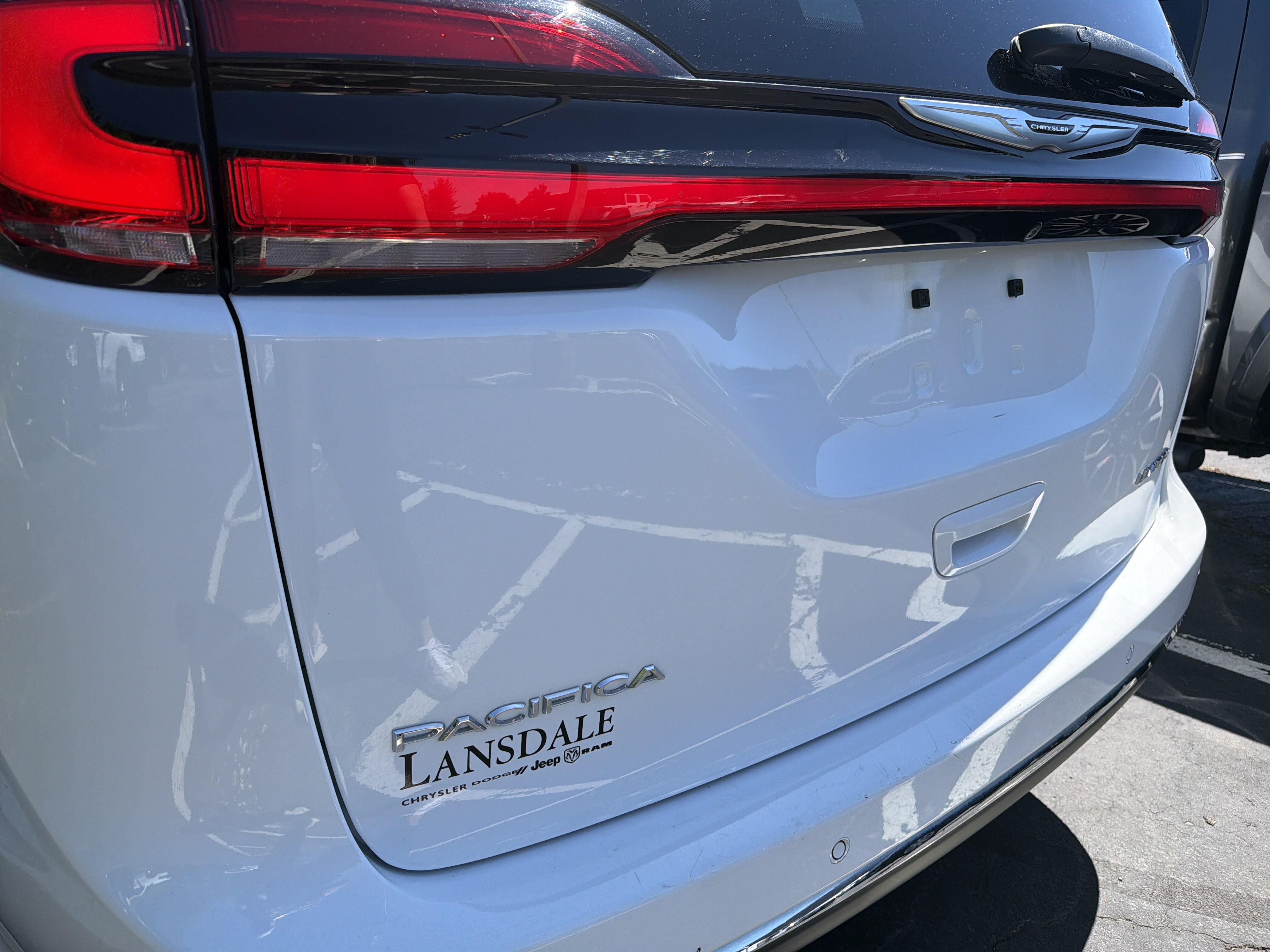 Used 2023 Chrysler Pacifica Limited FWD image 8