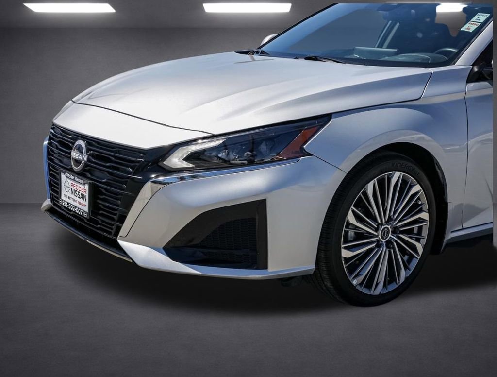 Used 2025 Nissan Altima 2.5 SL FWD image 10