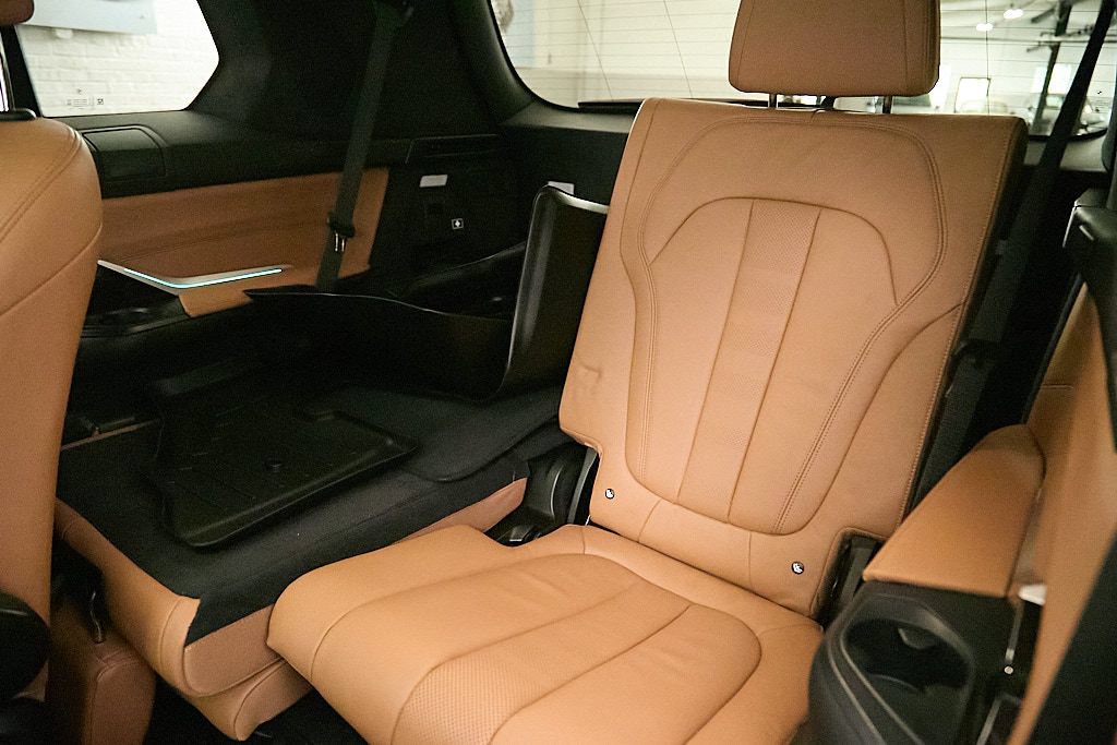 Used 2021 BMW X7 M50i w/ Dynamic Handling Package AWD/4WD image 28