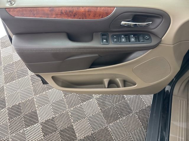 Used 2015 Chrysler Town & Country Touring image 23