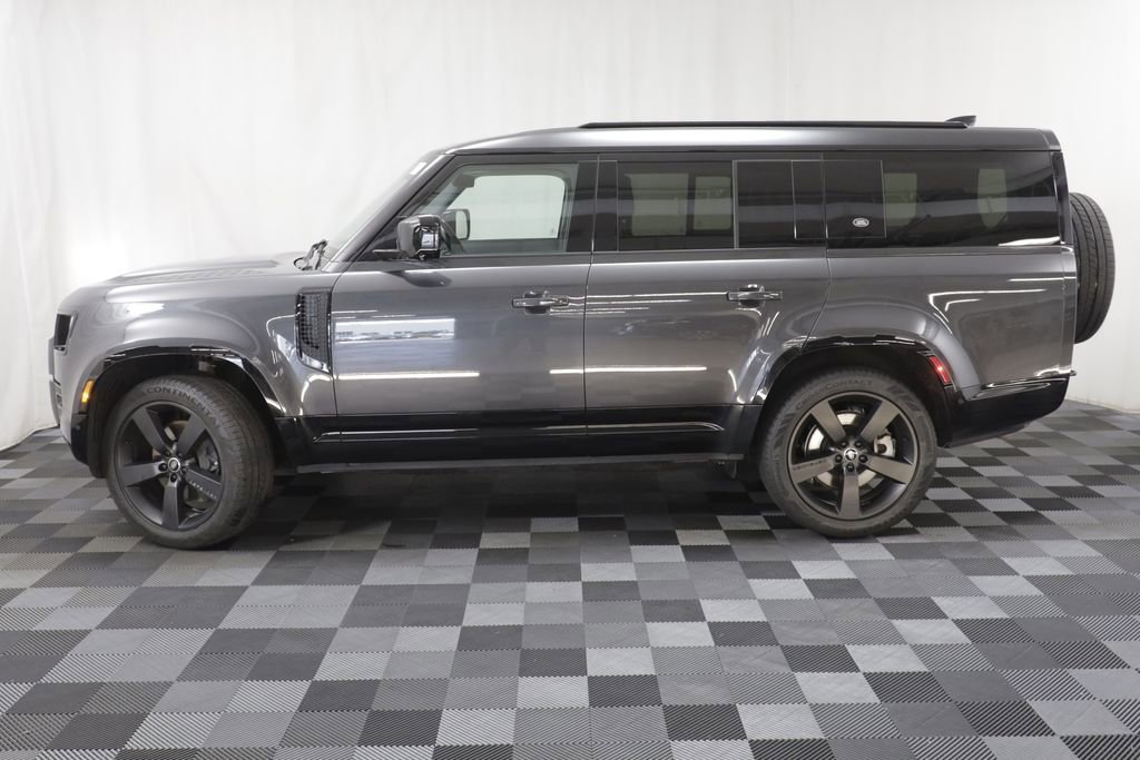 Used 2024 Land Rover Defender 130 X-Dynamic SE image 4