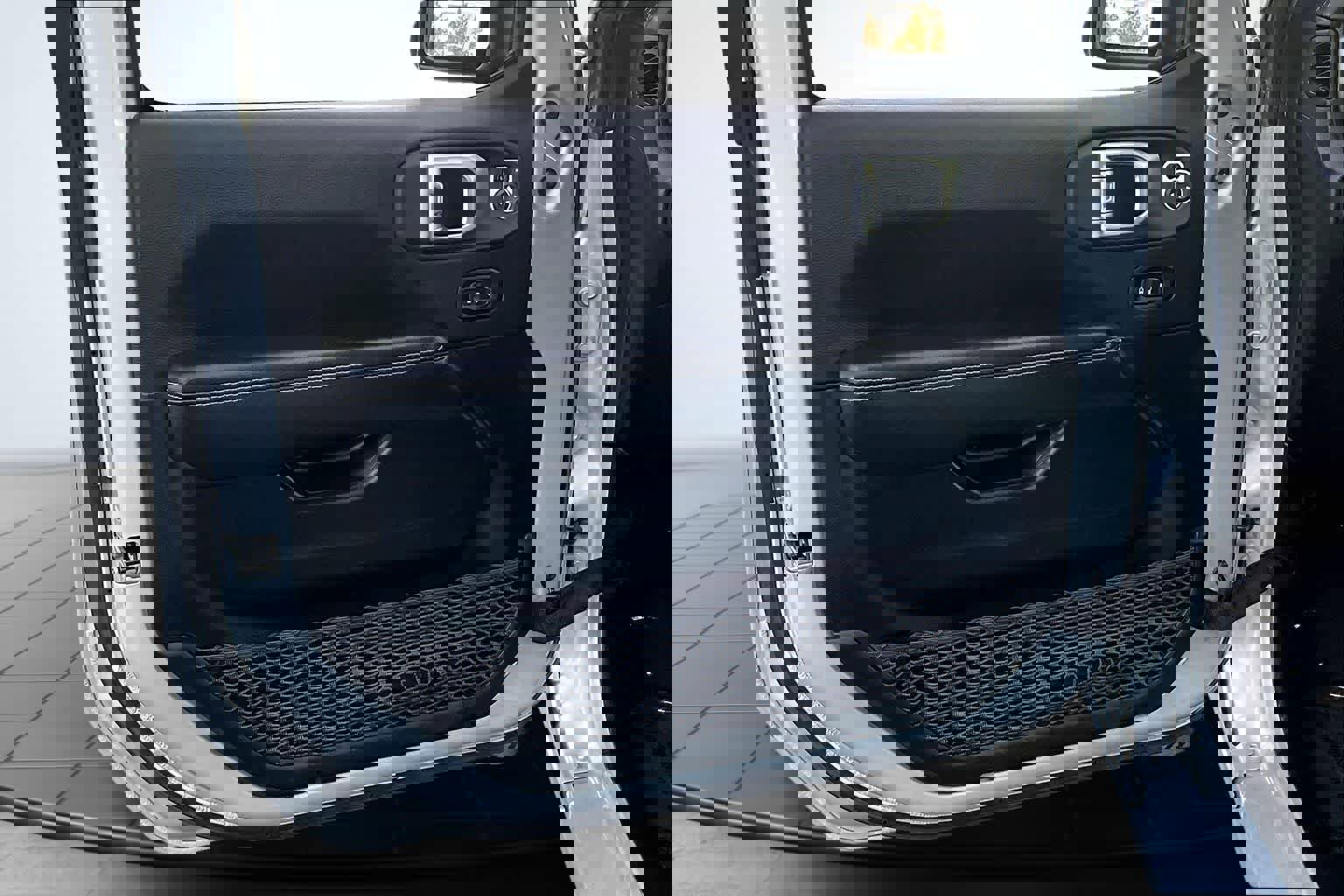 Used 2023 Jeep Wrangler Sahara image 28