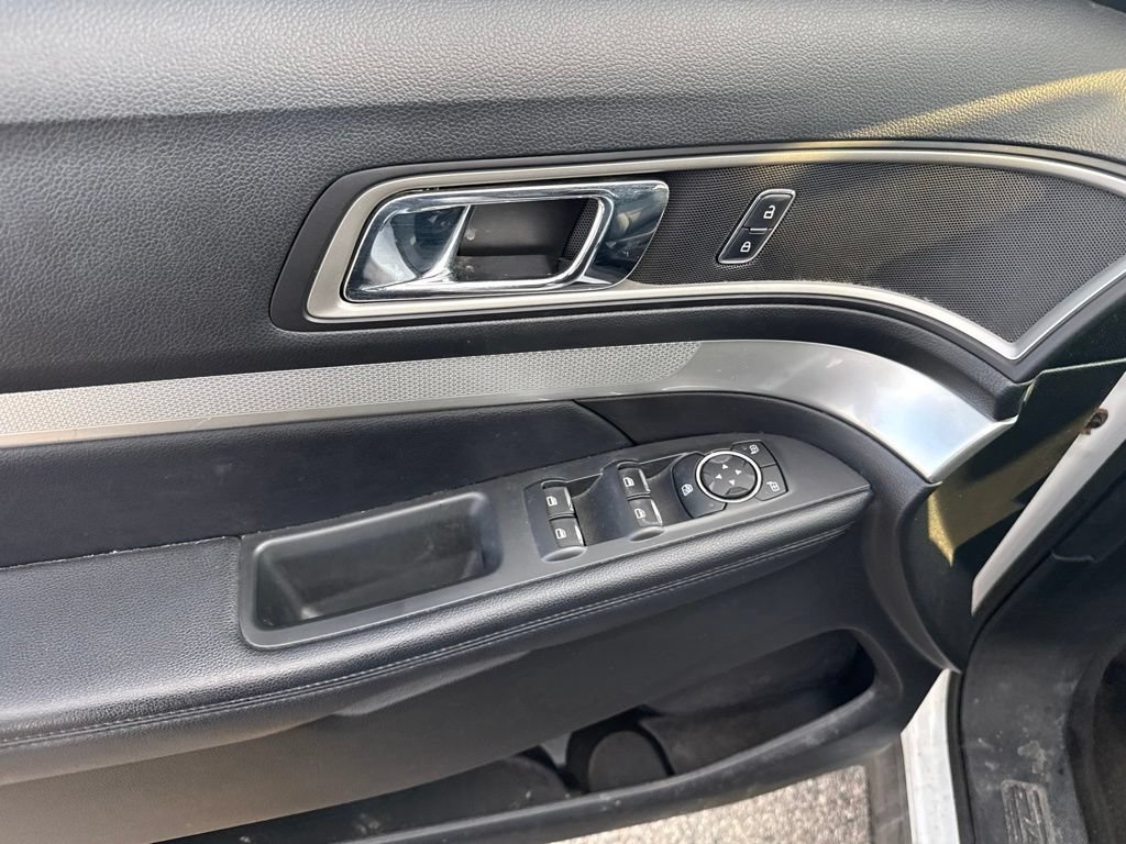 Used 2017 Ford Explorer XLT AWD/4WD image 9