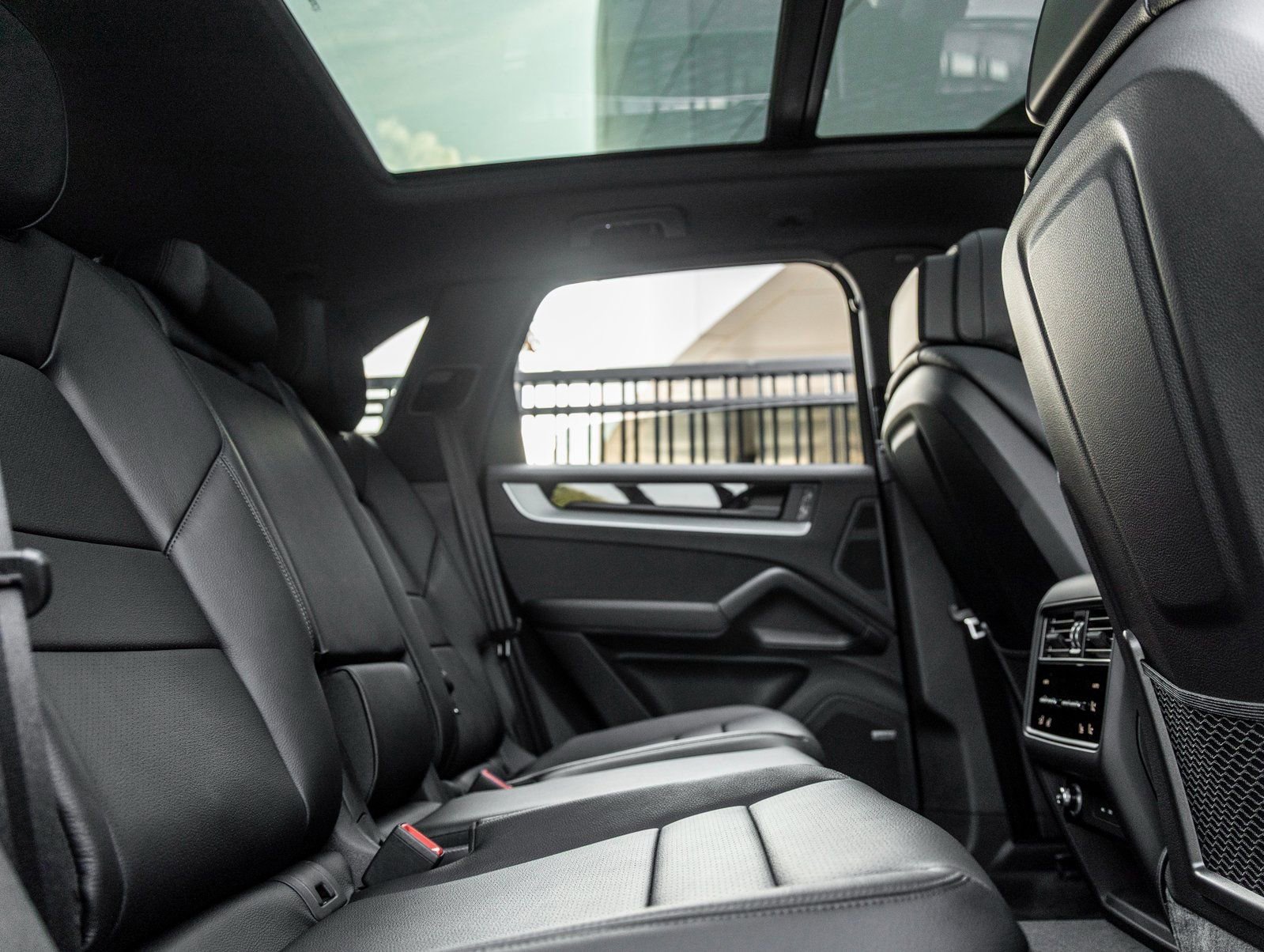 Certified 2025 Porsche Cayenne image 34