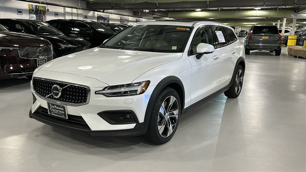 Certified 2025 Volvo V60 B5 Cross Country Plus AWD/4WD image 3