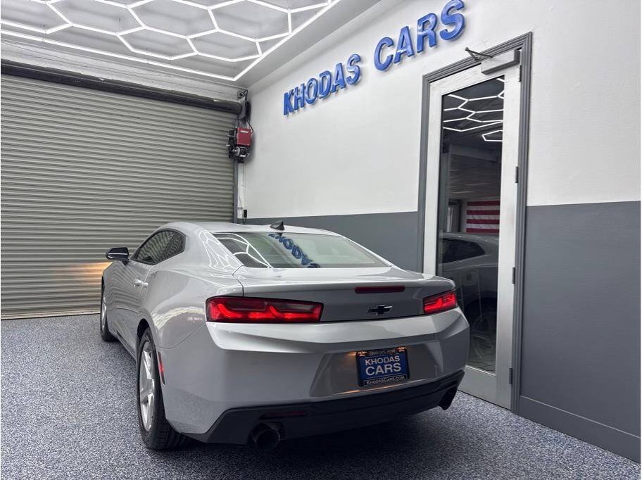 Used 2018 Chevrolet Camaro LT RWD image 4