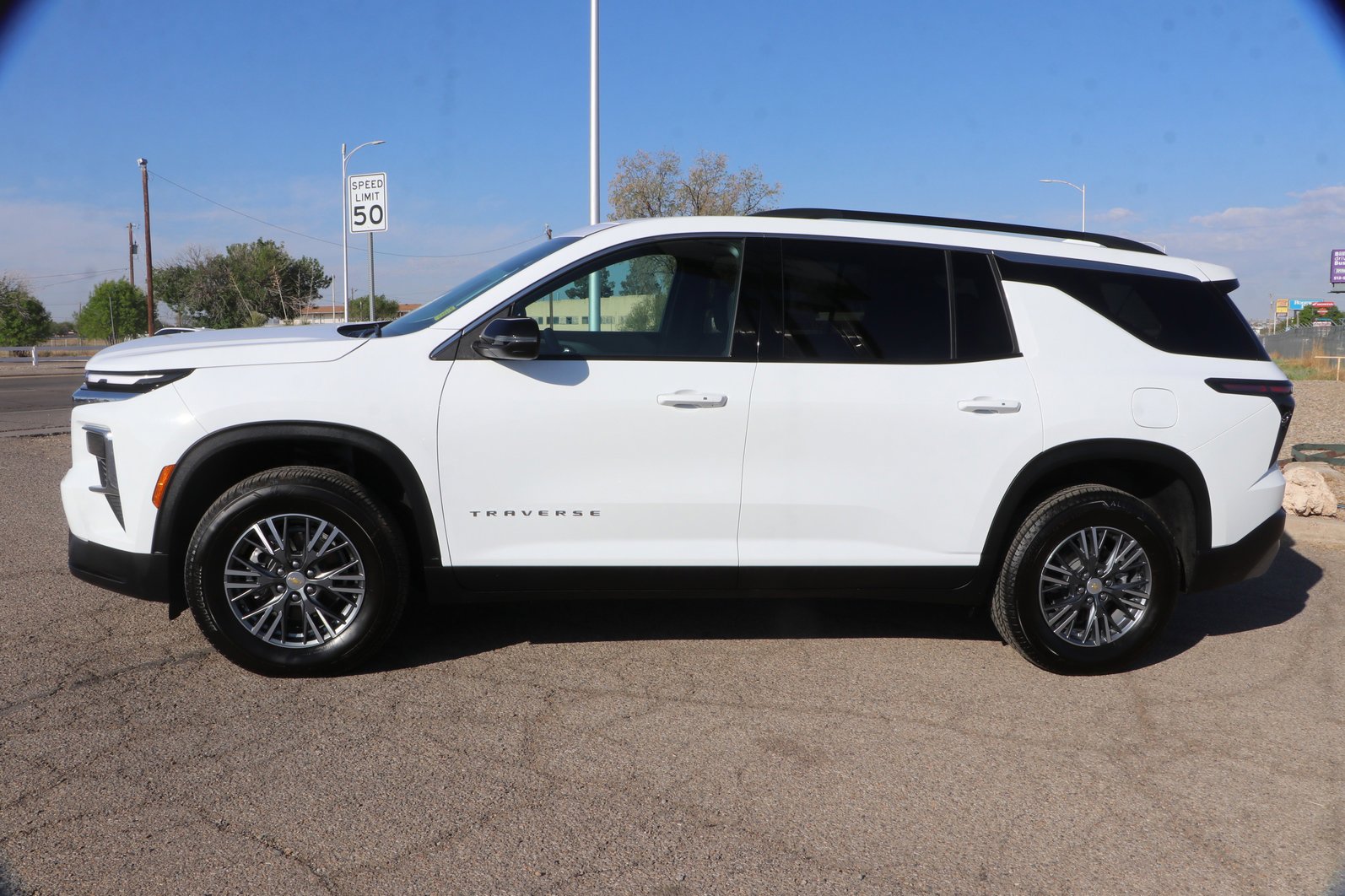 Used 2026 Chevrolet Traverse LT image 4