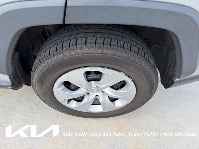 Used 2019 Toyota RAV4 LE FWD image 6