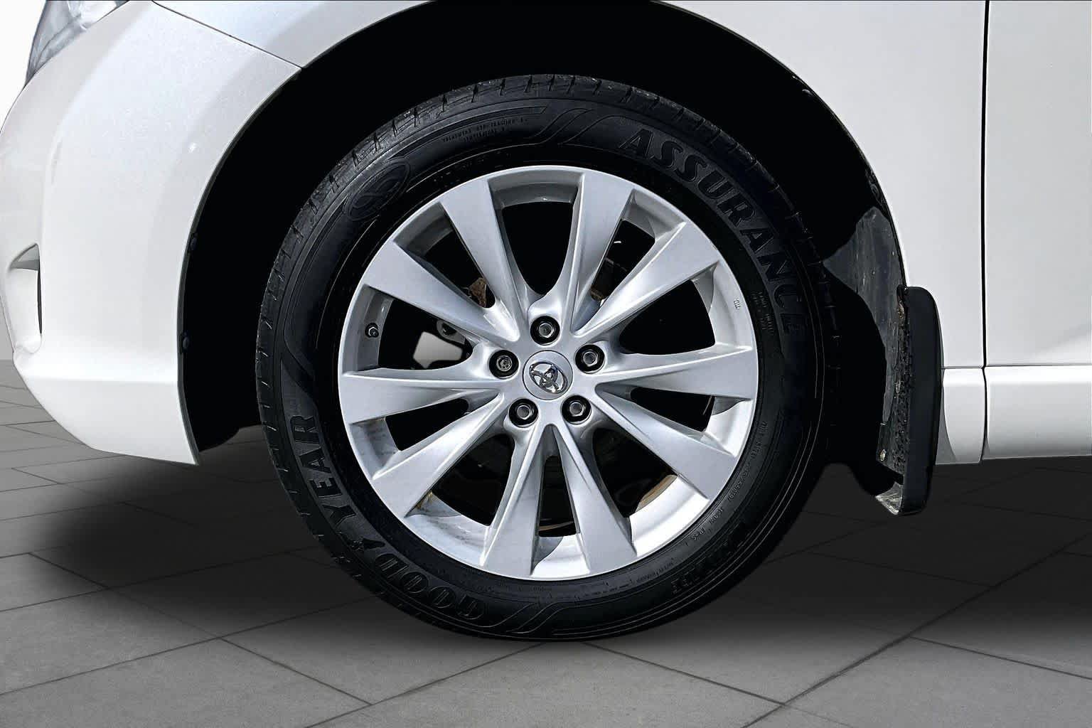 Used 2015 Toyota Venza LE AWD/4WD image 10
