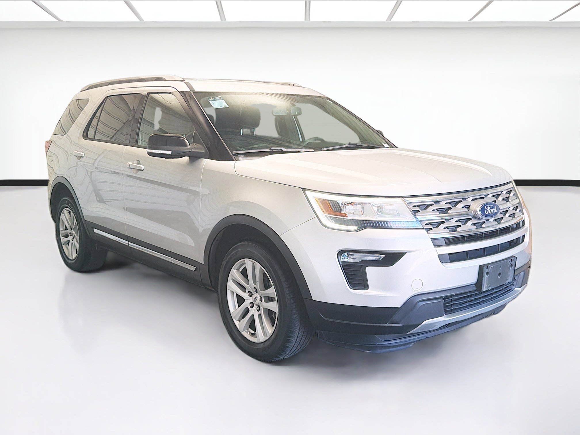 Used 2018 Ford Explorer XLT w/ Equipment Group 201A image 3