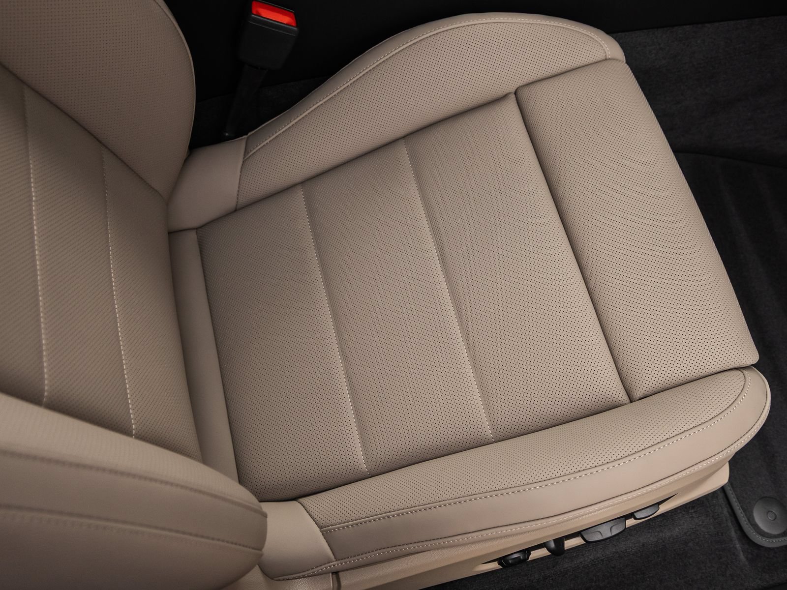Certified 2025 Porsche Macan Electric RWD image 40