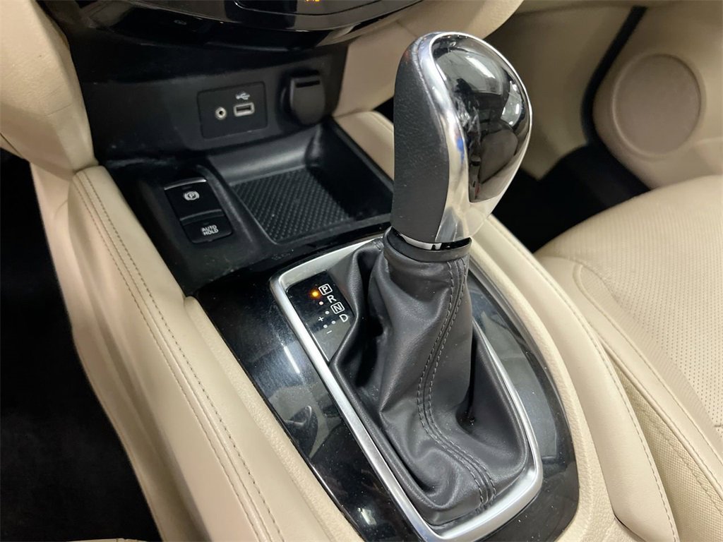 Used 2019 Nissan Rogue SL w/ Premium Package image 17