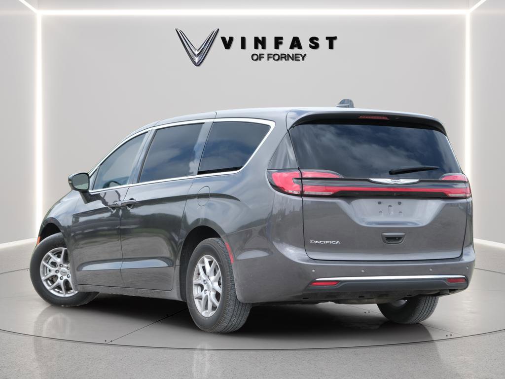 Used 2023 Chrysler Pacifica Touring-L FWD image 3