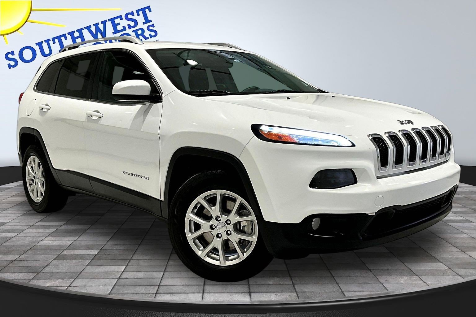 Used 2017 Jeep Cherokee Latitude w/ Cold Weather Group AWD/4WD image 3