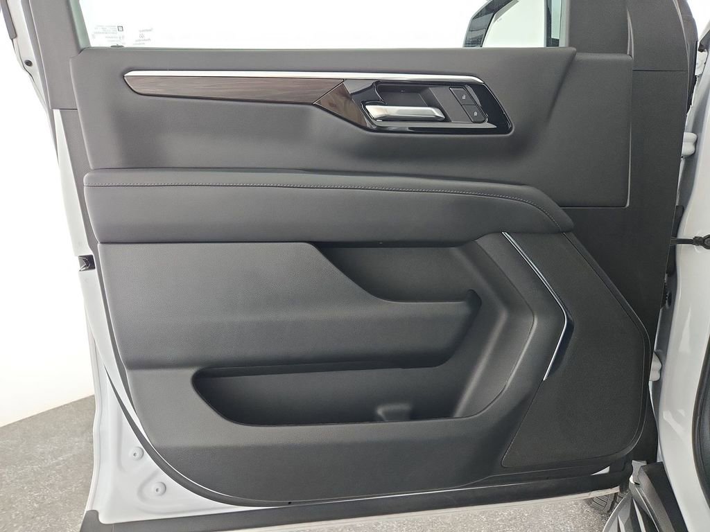 Used 2025 Chevrolet Suburban LS image 28