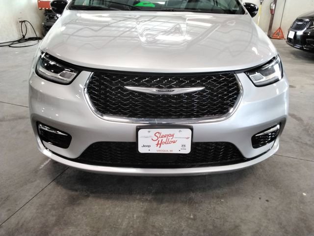 Used 2024 Chrysler Pacifica Touring-L image 14