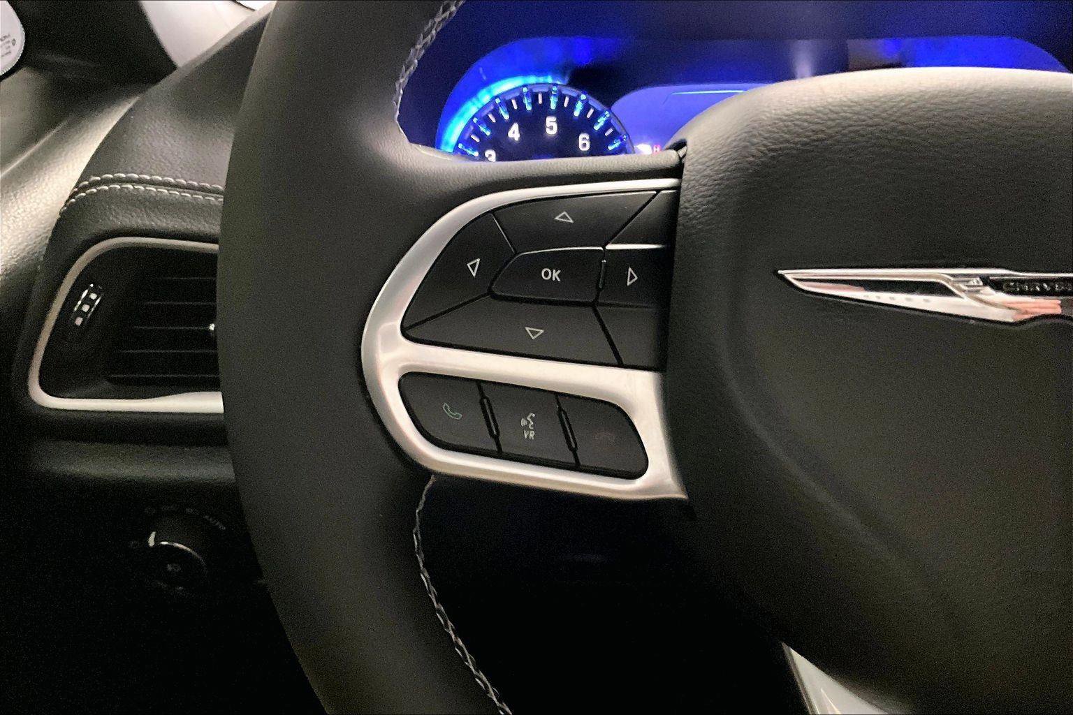 Used 2025 Chrysler Pacifica Select image 17