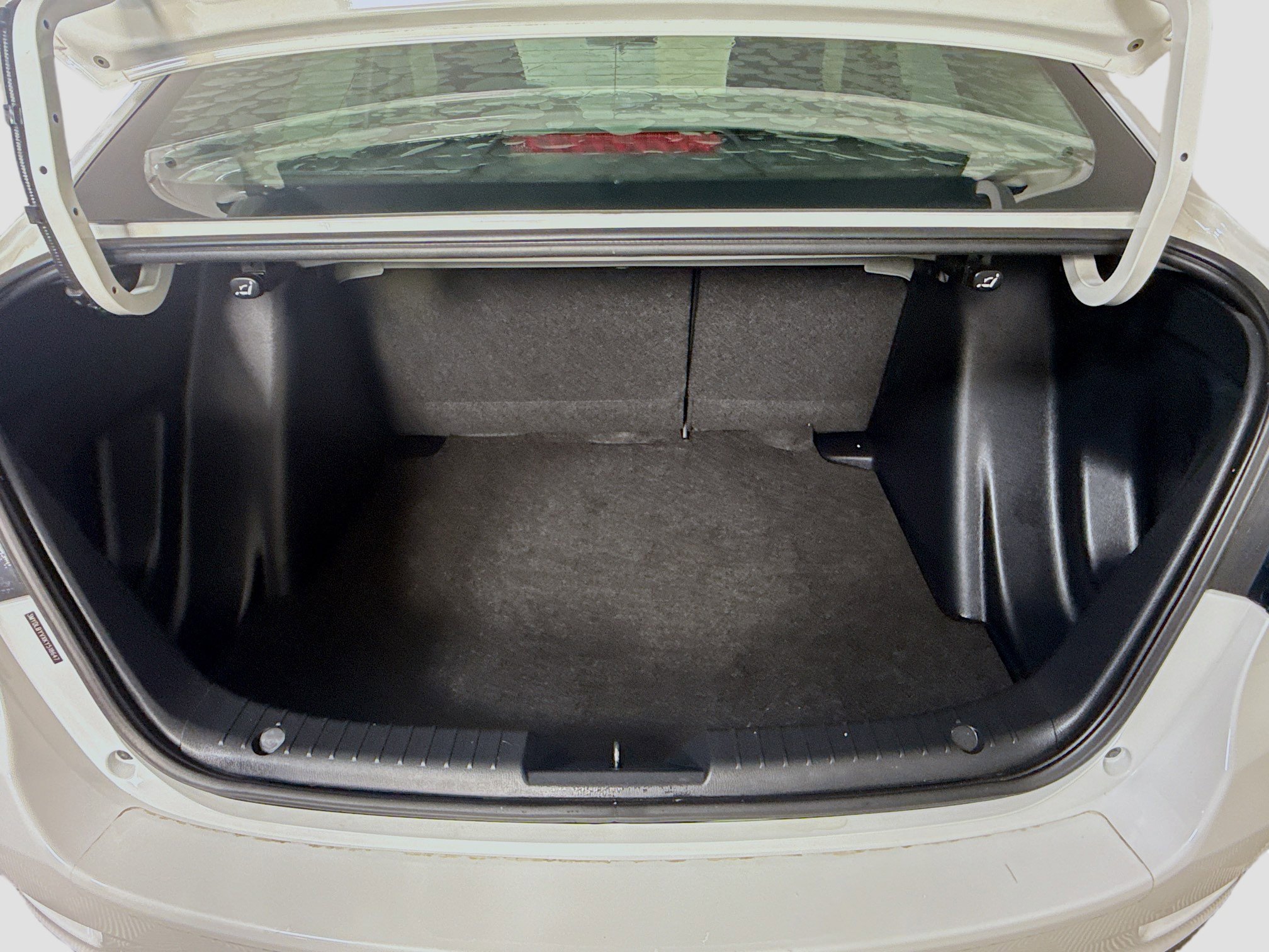 Used 2019 Toyota Yaris L image 35