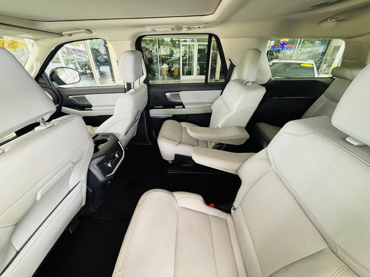 Used 2025 Ford Expedition Platinum w/ Driver's Package AWD/4WD image 31