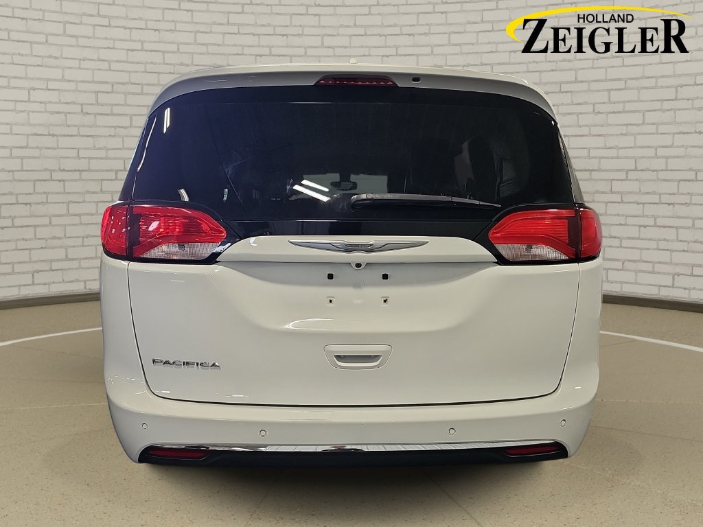 Used 2017 Chrysler Pacifica Touring-L w/ Tire & Wheel Group FWD image 6