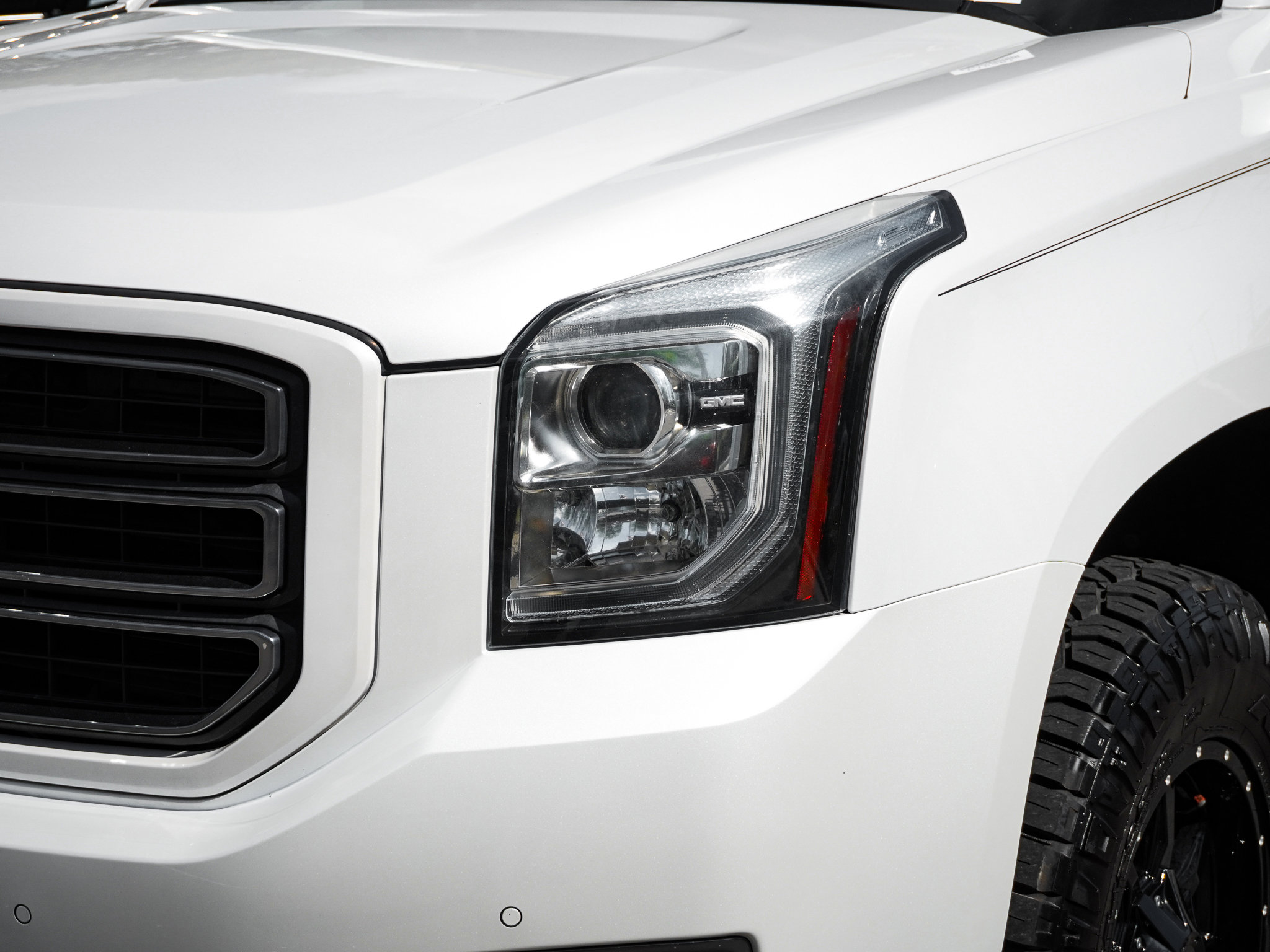 Used 2019 GMC Yukon SLT w/ Graphite Performance Edition AWD/4WD image 6