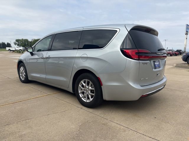 Used 2024 Chrysler Pacifica Touring-L FWD image 7