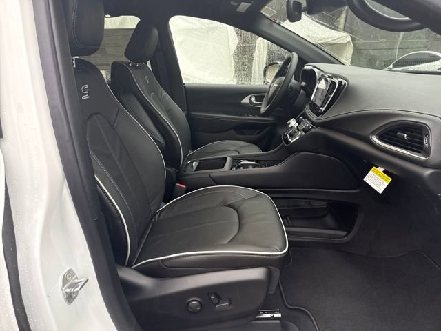 New 2026 Chrysler Pacifica Limited w/ S Appearance Package image 9