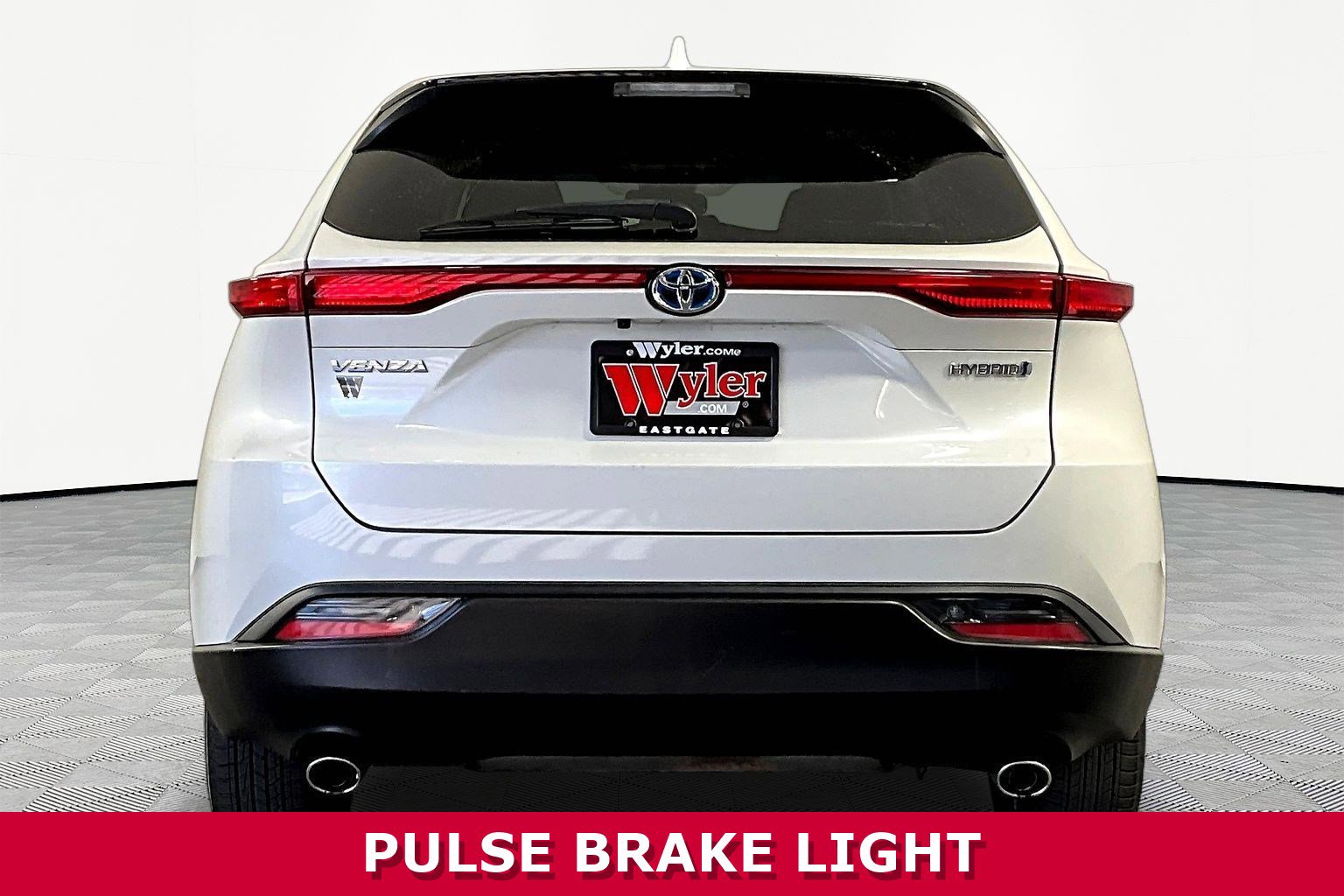Used 2022 Toyota Venza LE AWD/4WD image 5