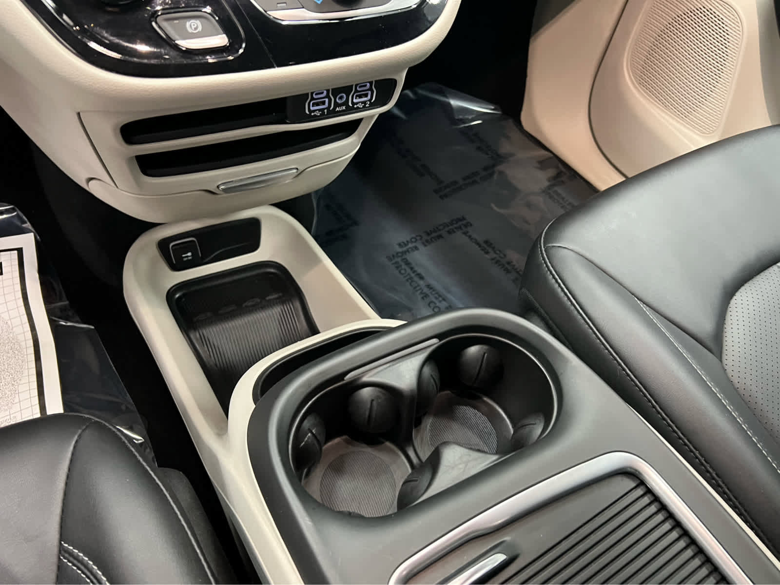 Used 2024 Chrysler Pacifica Touring-L image 21