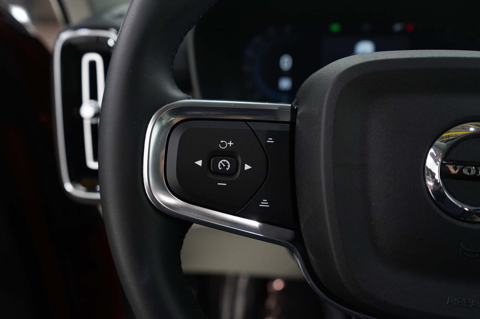 Used 2023 Volvo XC40 B5 Ultimate w/ Protection Package Premier image 18