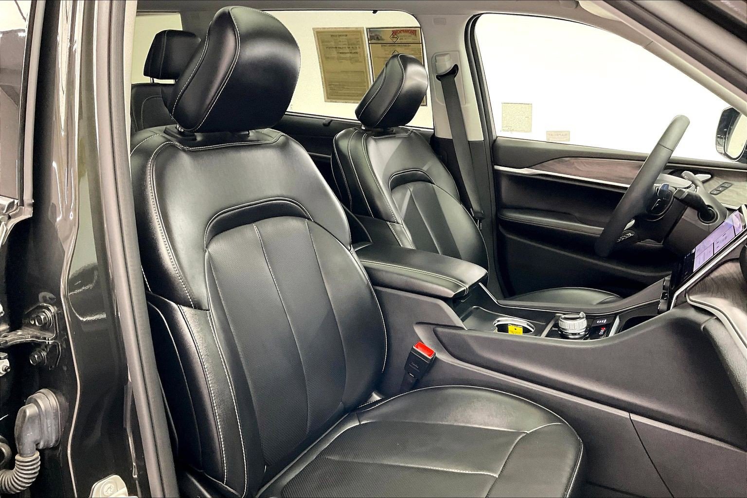 Used 2024 Jeep Grand Cherokee L Limited w/ Luxury Tech Group II image 6