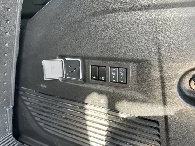 Used 2024 Chevrolet Tahoe Premier AWD/4WD image 21