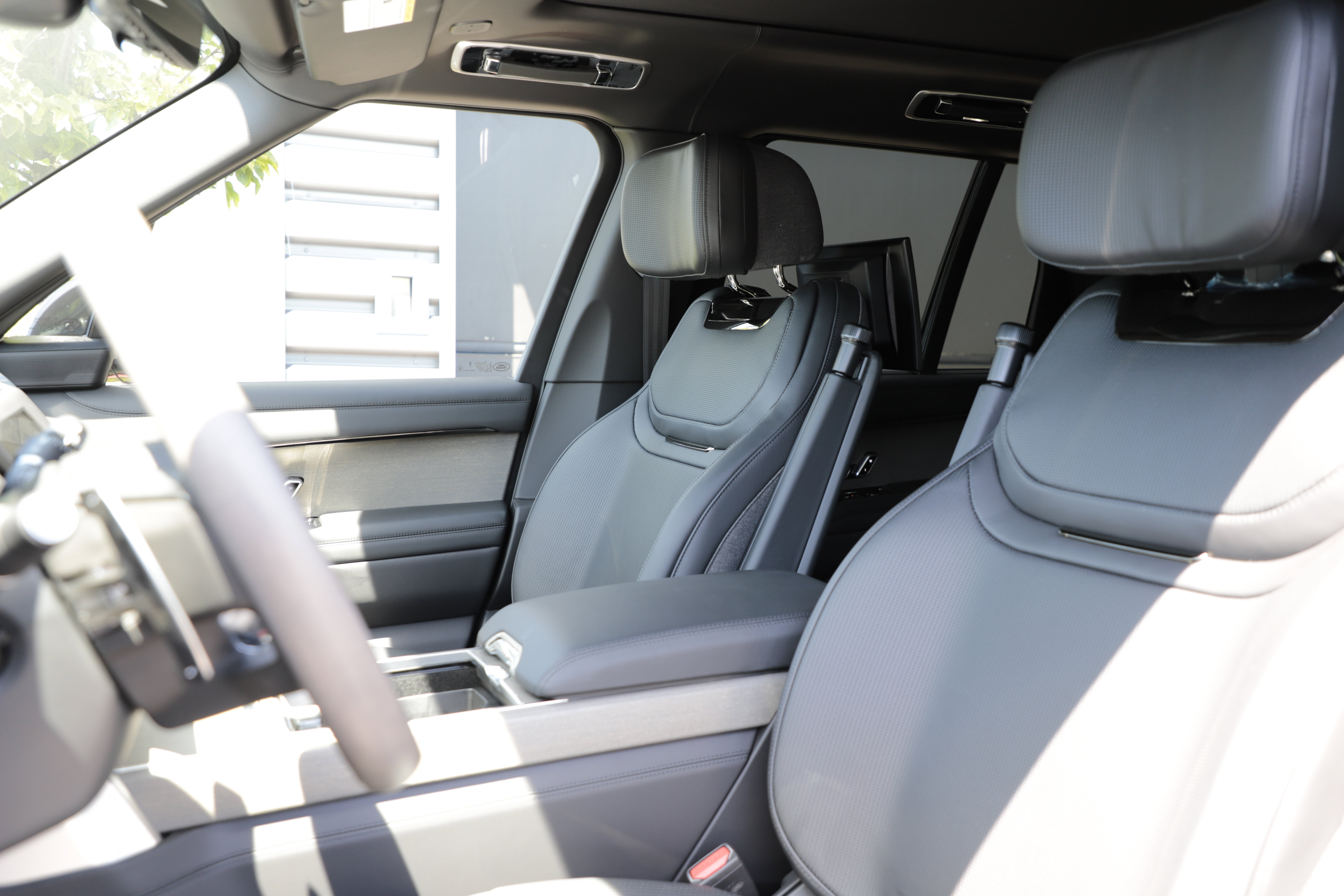 New 2026 Land Rover Range Rover SV AWD/4WD image 17