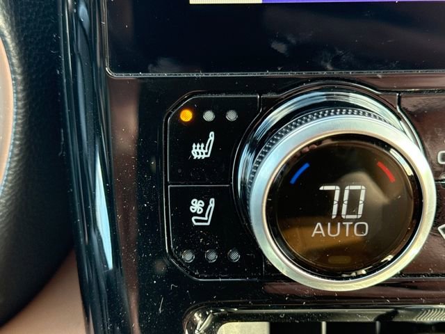 Used 2023 Toyota Highlander Platinum image 32