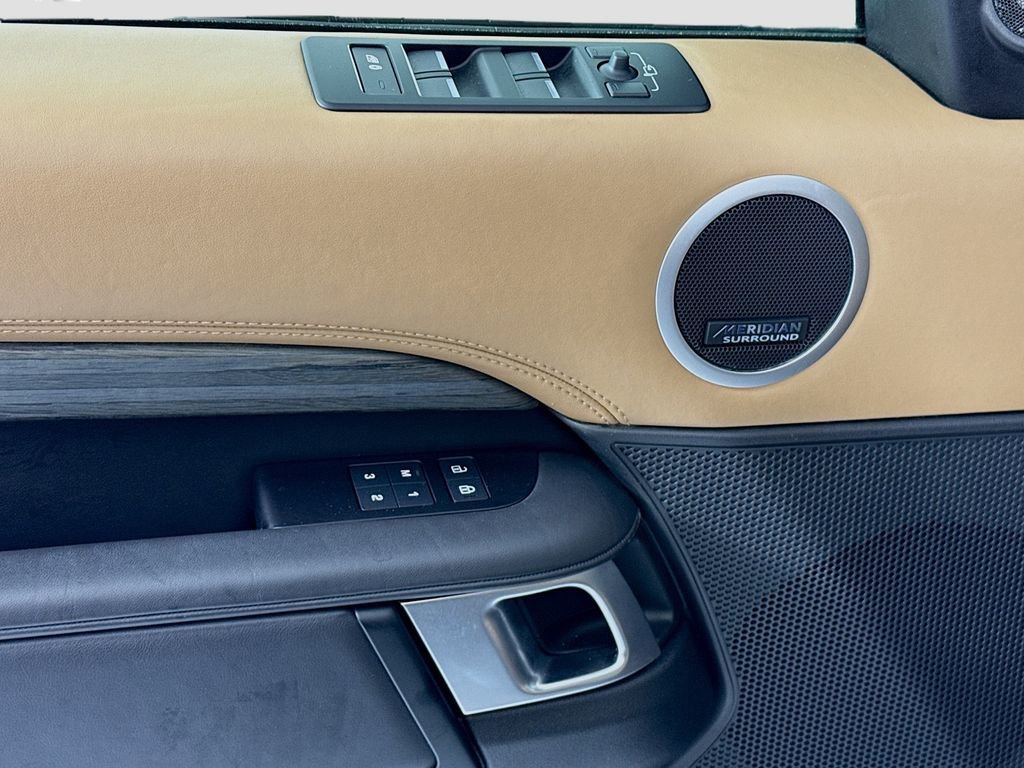 Used 2023 Land Rover Discovery Metropolitan Edition image 25