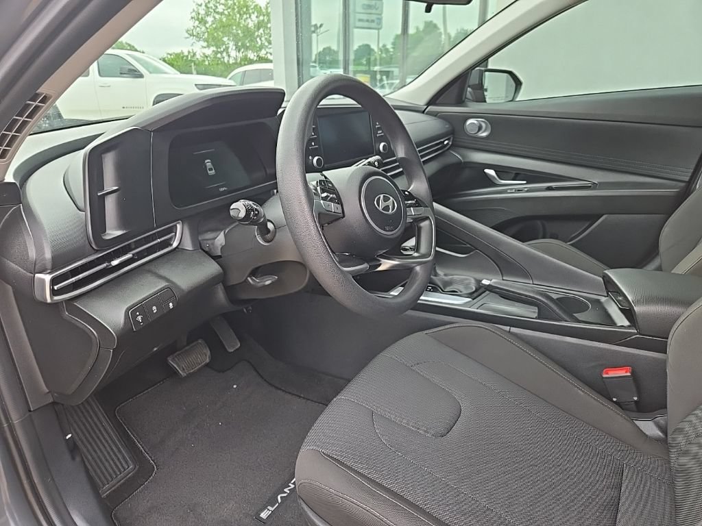 Used 2025 Hyundai Elantra SE FWD image 35