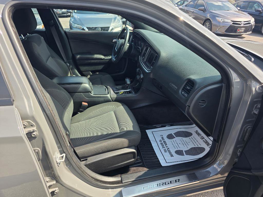 Used 2018 Dodge Charger SXT w/ Blacktop Package RWD image 9
