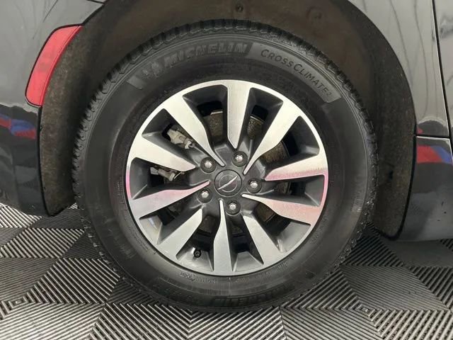 Used 2023 Chrysler Pacifica Touring-L image 24