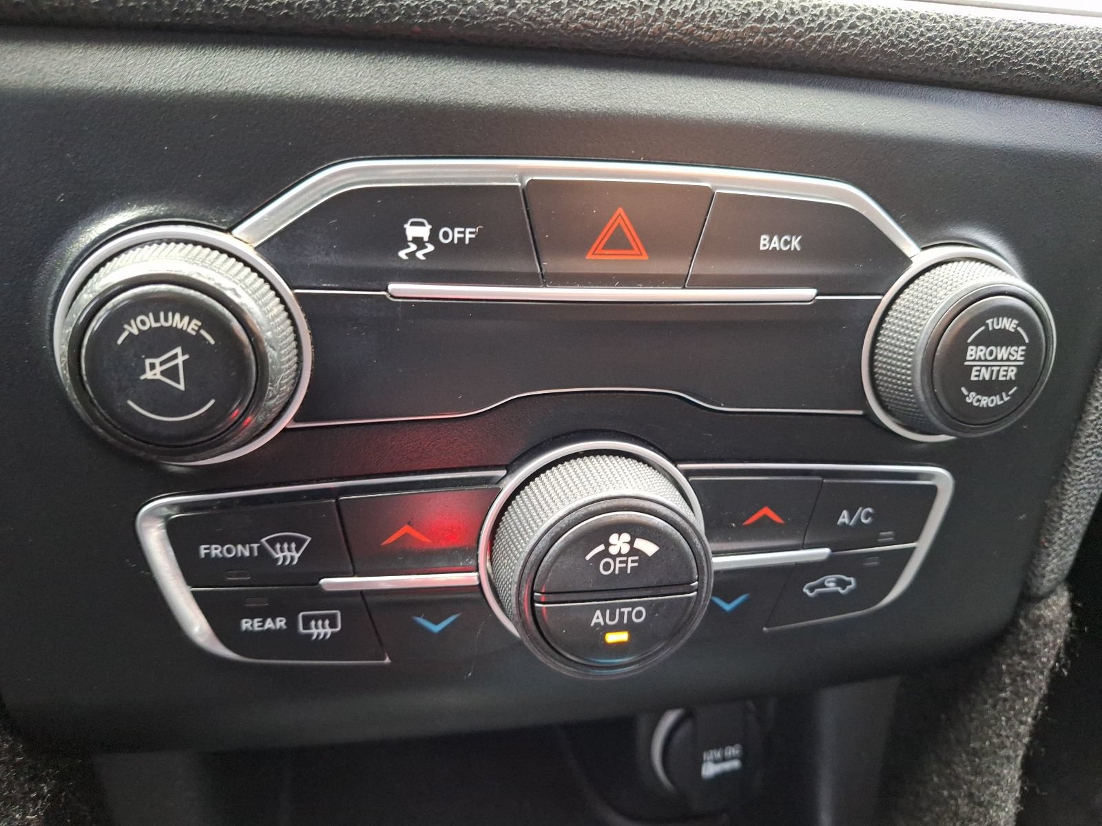 Used 2015 Dodge Charger SXT RWD image 22