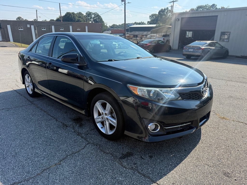 Used 2014 Toyota Camry SE FWD image 3