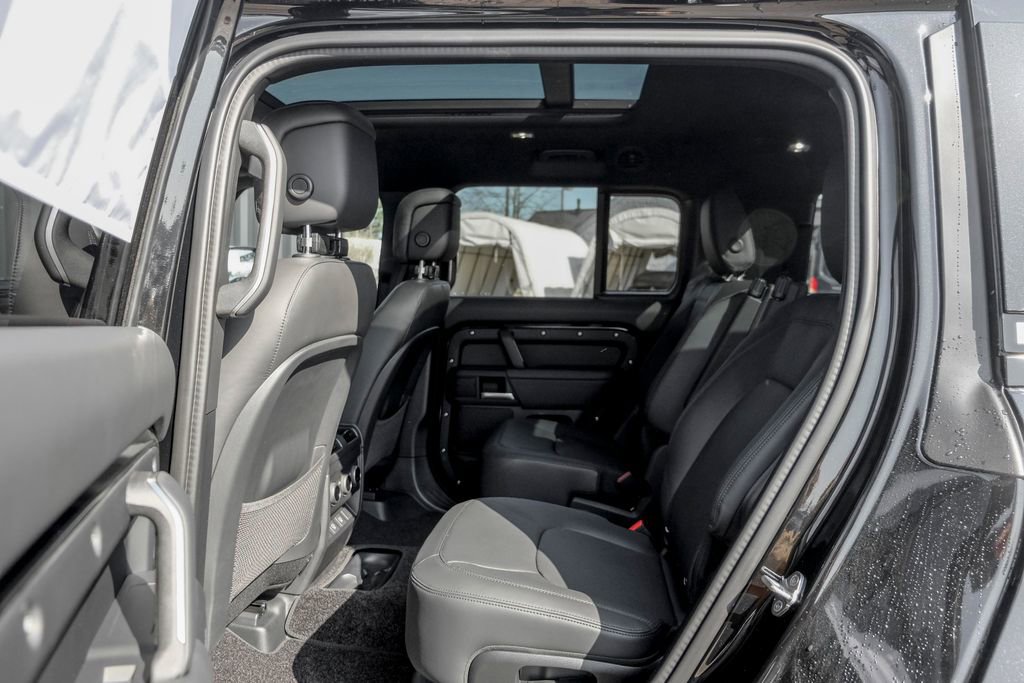 Used 2025 Land Rover Defender 130 X-Dynamic SE image 15