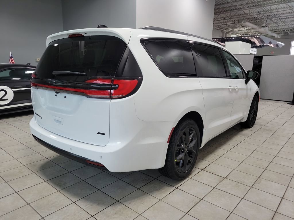 New 2026 Chrysler Pacifica Select w/ S Appearance Package AWD/4WD image 6