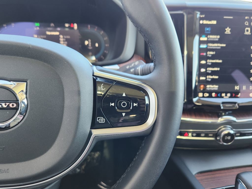 Used 2023 Volvo XC60 B5 Plus image 18