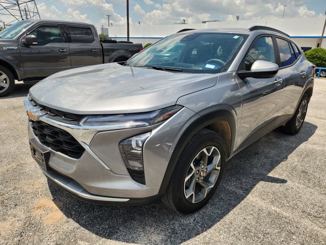 Used 2025 Chevrolet Trax LT FWD image 3