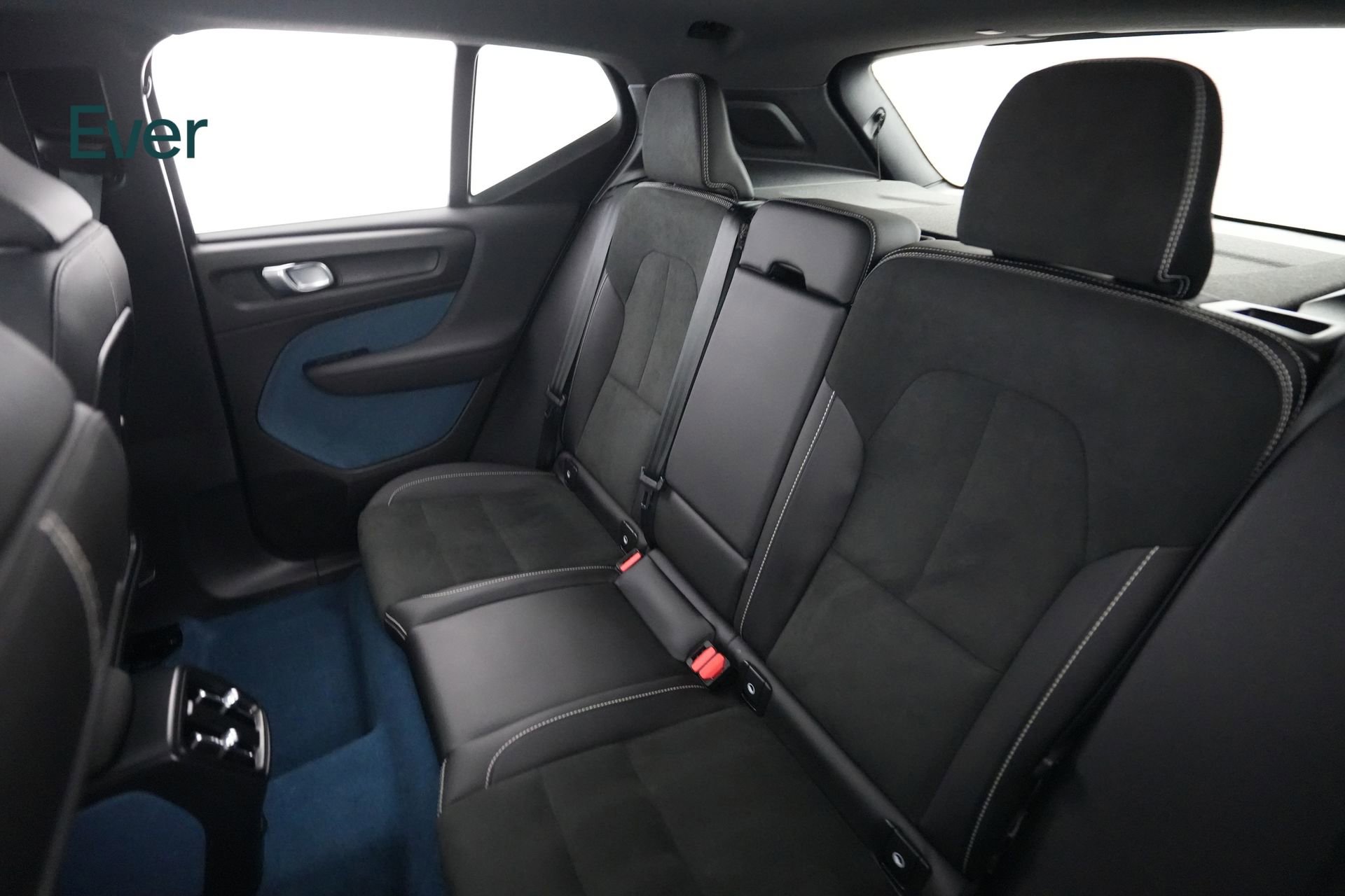 Used 2023 Volvo XC40 Recharge Ultimate image 31