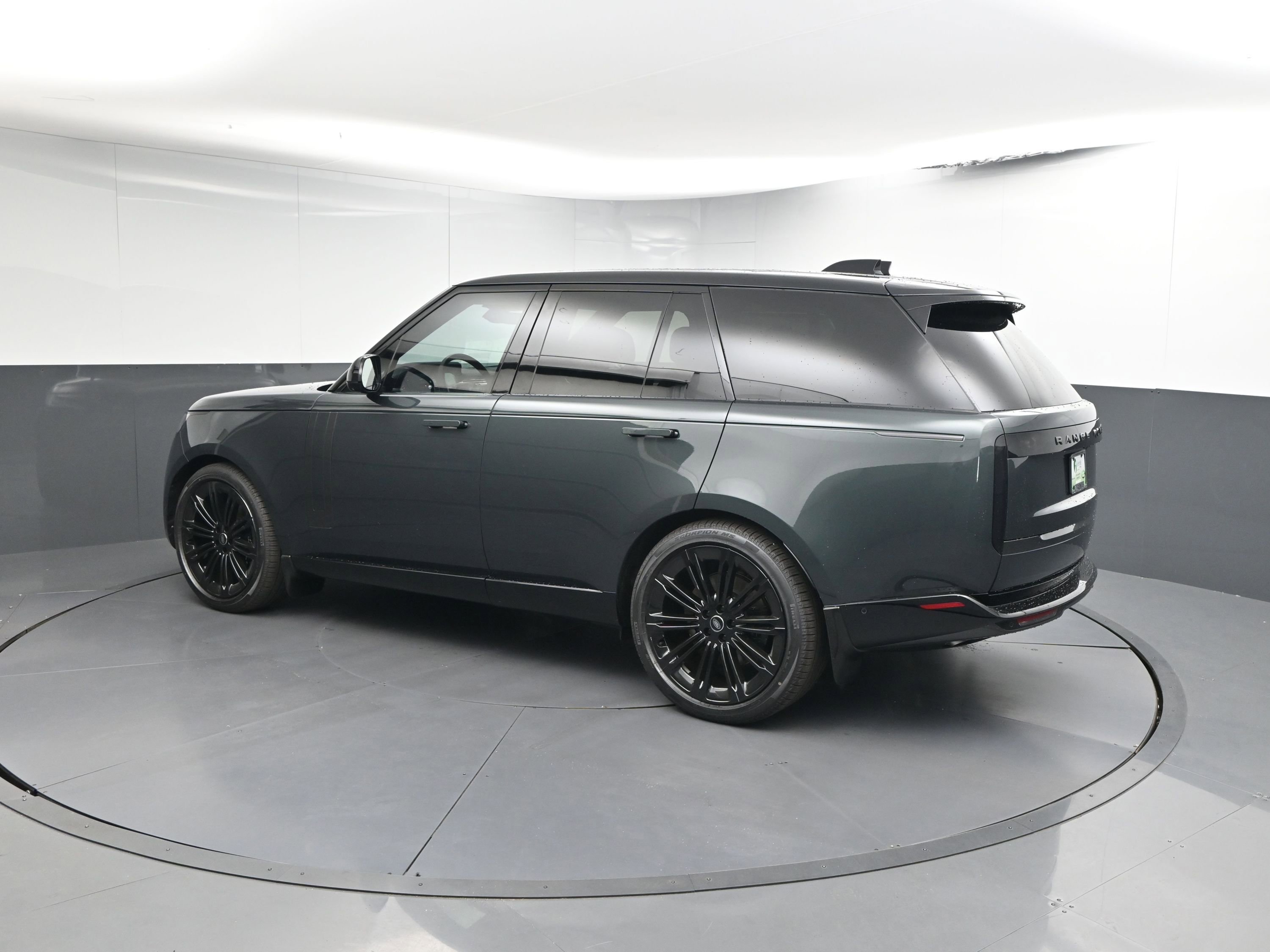 New 2025 Land Rover Range Rover SE image 3