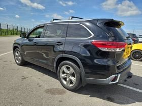 Used 2017 Toyota Highlander Limited AWD/4WD image 2