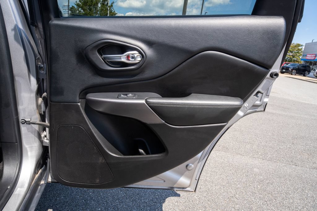 Used 2019 Jeep Cherokee Limited AWD/4WD image 19