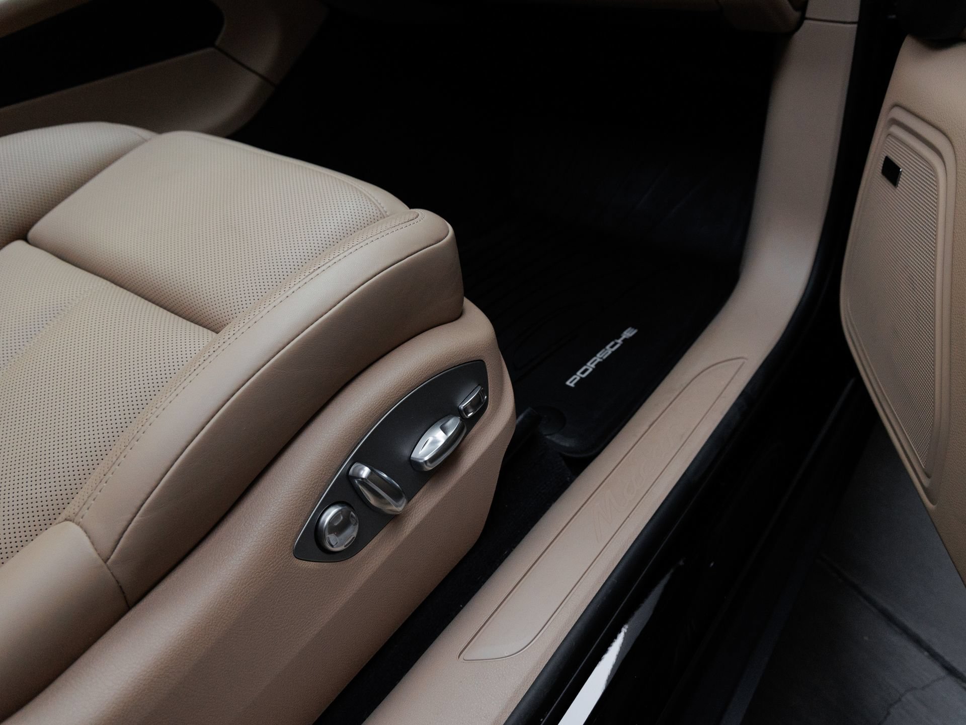 Certified 2026 Porsche Macan AWD/4WD image 37