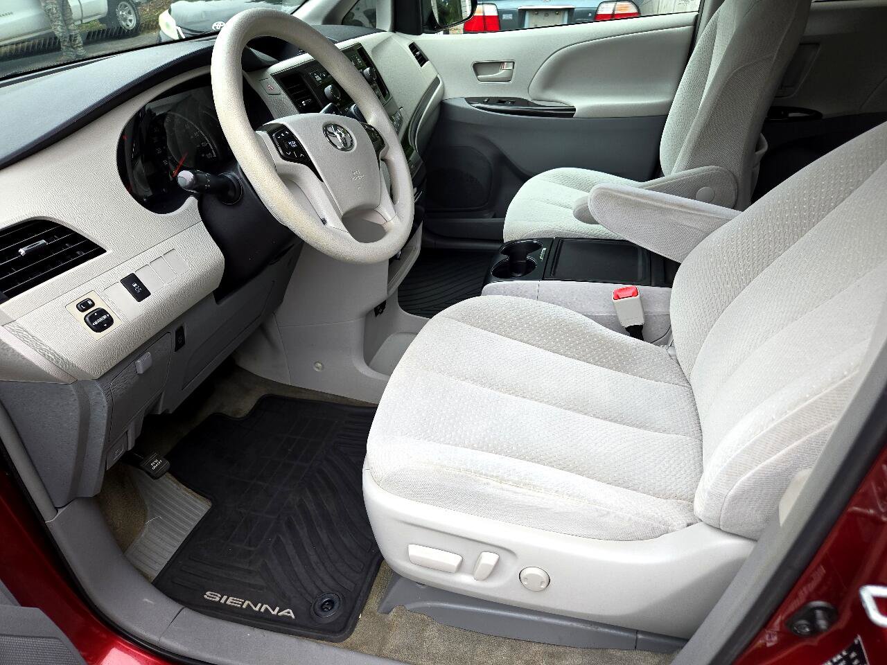 Used 2014 Toyota Sienna LE image 10